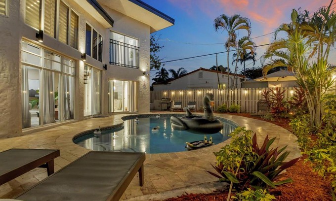 Wilton Manors House | Stunning 2 Story Villa with Pool