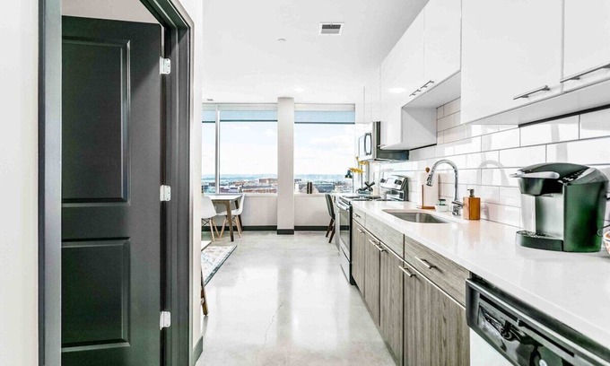 Downtown Kansas City Apartment | Stunning 2BR Downtown Walk to River Market+P&L