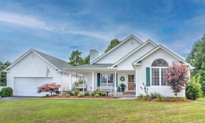 Woodfin House | Stunning 3 Bedroom House in Nature - 10 mins. to city center