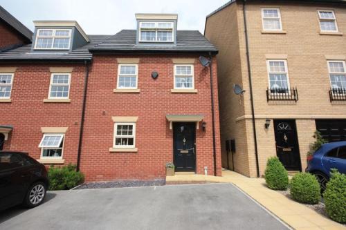 Castleford House | Stunning 3 bedroom home with free parking, free wifi and Netflix, Company workers welcome short term and long term