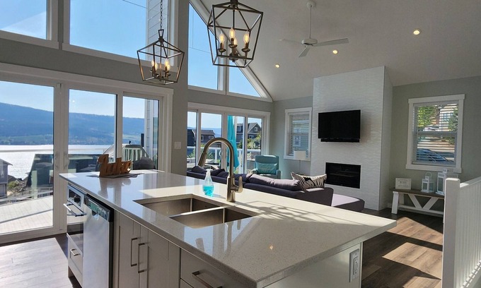 Central Okanagan House | Stunning 3 Bedroom Lakeview Cottage on Lake Okanagan