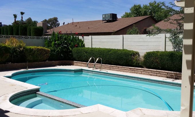 Paradise House | -Stunning 3 Bedroom monthly rental with pool Close to Airport/strip