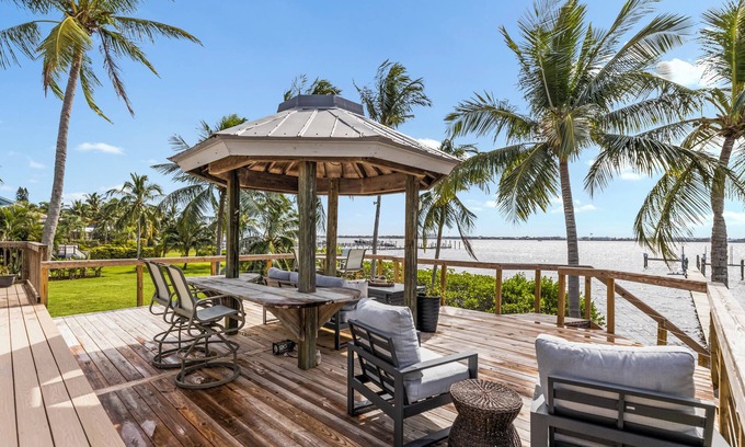 Stuart House | Stunning 3 bedroom, 2.5 bathroom waterfront/dockside home