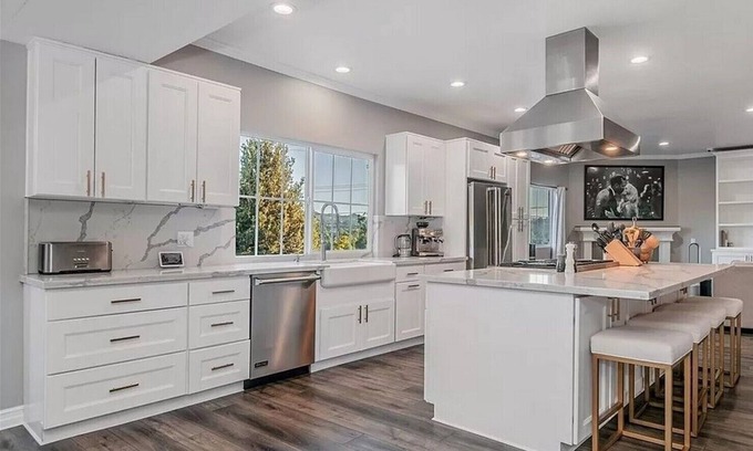 Woodland Hills House | Stunning 4,000+ sqft Multi-Level 5 Bed /5 Bath Home - Amazing Location & Price!