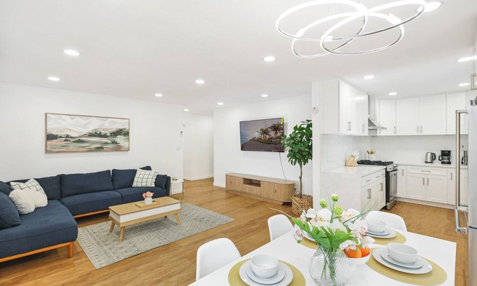 Riverview West House | Stunning 4-bedroom house in charming Santa Ana with fully fenced yard