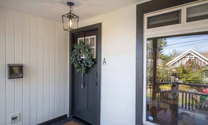 Wallingford House | Stunning 4BR Modern Gem: Near UW and Green Lake!