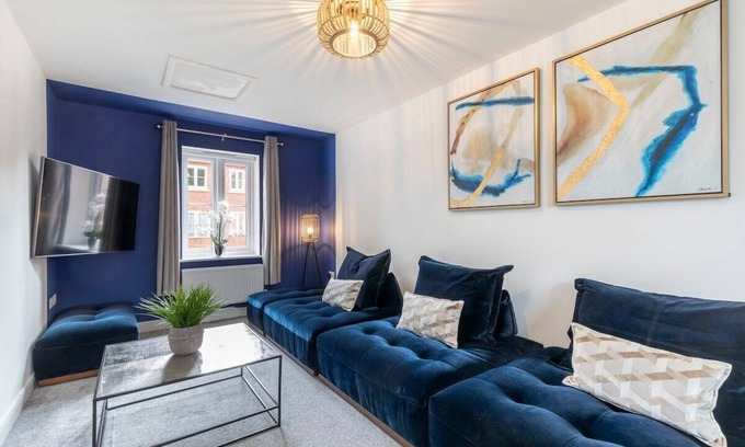Cheltenham House | Stunning 5-Bedroom 4-Bath Home with Parking