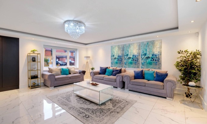 Windsor House | Stunning 5 Bedroom, 3 Bathroom Home in Windsor