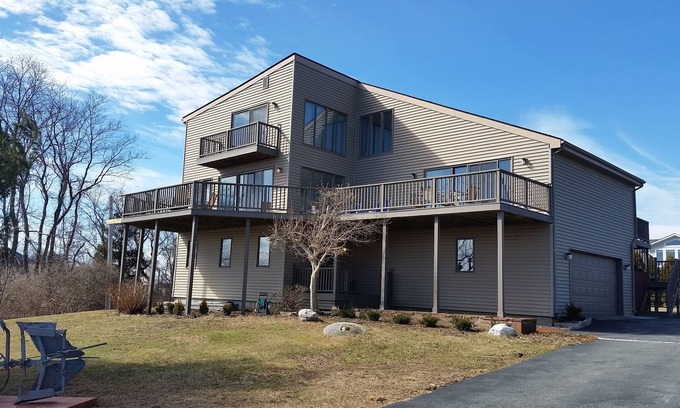 Wakefield-Peacedale House | Stunning 6 bedroom contemporary with a georgous view of Block Island Sound