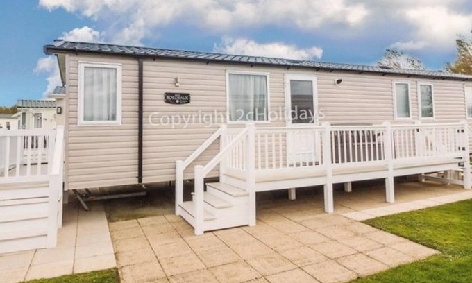 Hopton on Sea House | Stunning 8 berth caravan for hire at Hopton Haven Holiday Park ref 80009W