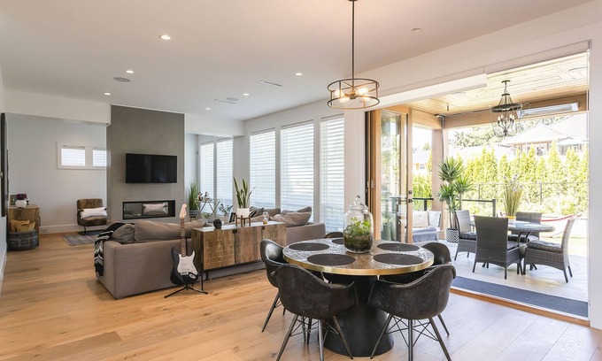 Coquitlam House | Stunning and Luxurious 3 Bedroom Mansion Beside Como Lake and Blue Mountain Park