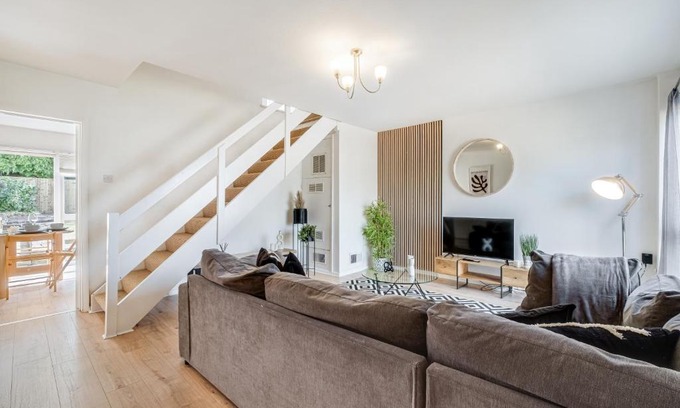 Northampton Apartment | Stunning and Spacious Home by Our Home Short Stays with Free Parking and Ideal for families and contractors