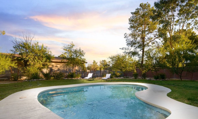 Rainbow Park Villa | Stunning and Spacious in Vegas, Private Pool