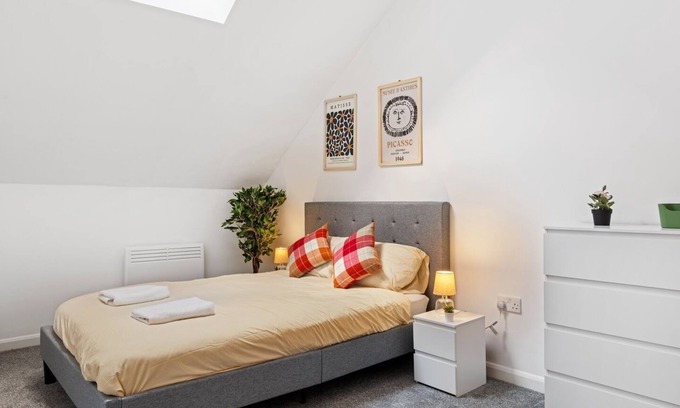 Newark Apartment | Stunning Apartment | Great Location | Free Parking