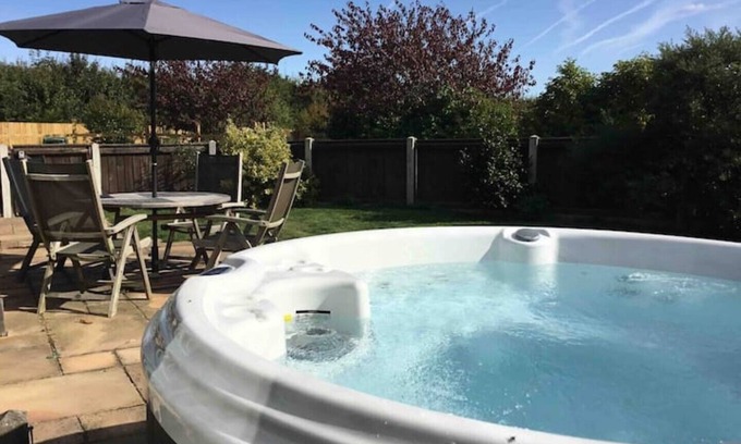 North Walsham Cottage | Stunning Barn Conversion With Private Hot Tub