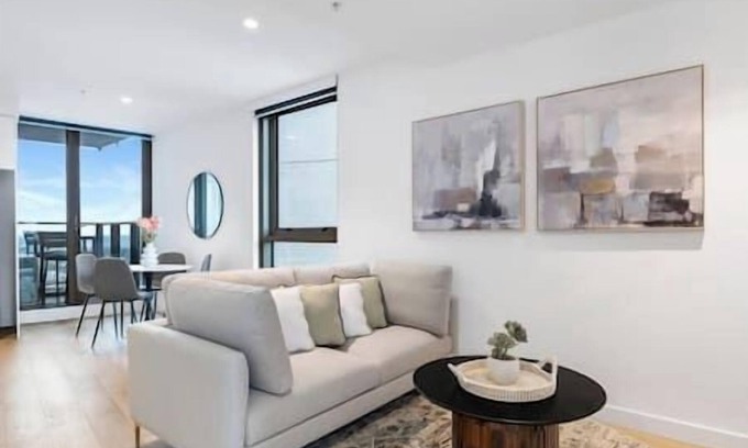Southbank Apartment | Stunning Bay & Lake Views Apt w/Balcony & Wi-Fi