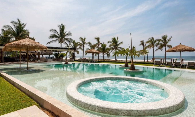 Lazaro Cardenas House | Stunning Beachfront Luxury Villa