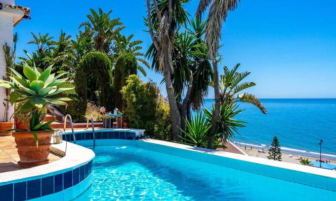 Fuengirola Villa | Stunning beachclose villa Fuengirola beach by Costarentals - Ref 03