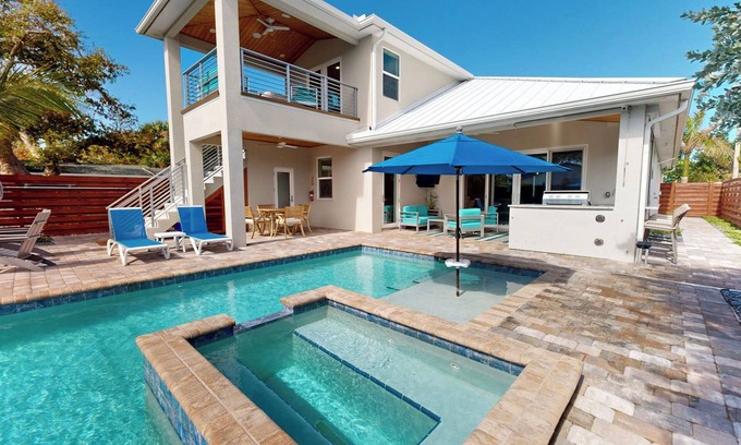 Tyler Gardens House | Stunning Beachside House W/Pool, Hot Tub & BBQ Grills - Walk to Beach🌊