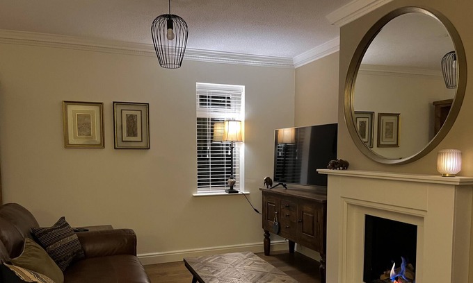 Woodmansey House | Stunning Bungalow w/Fireplace, private parking and garden
