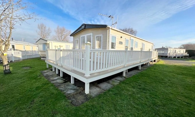 Skegness House | Stunning caravan with full lake view at Southview Holiday Park ref 33004ML