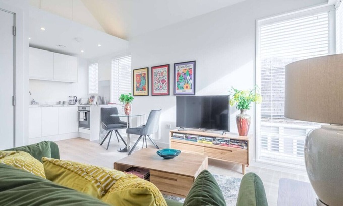 Cambridge City Centre Apartment | Stunning Central Apt - Balcony & Parking!