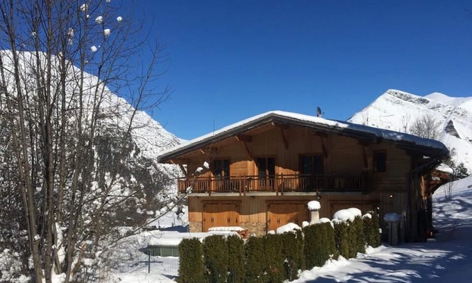 Mont-de-Lans Ski Chalet | Stunning chalet, catering for up to 12 people, ski and bike access.