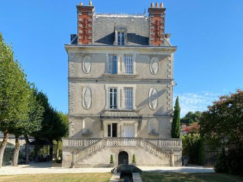Leguillac-de-l'Auche Villa | Stunning Chateau on the river bank in Saint Astier