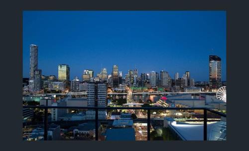 South Brisbane Apartment | Stunning City & River Views Rooftop Pool Gym