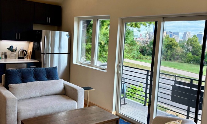 Riverview Apartment | Stunning city view modern apartment