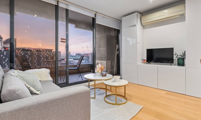 Melbourne Central Business District Apartment | Stunning City Views Steps to SouthernCross/SkyBus