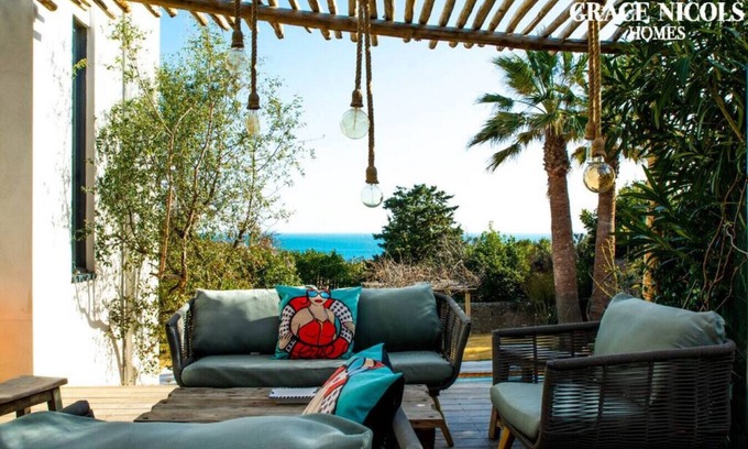 Sete Villa | Stunning contemporary villa just a few steps from the beach