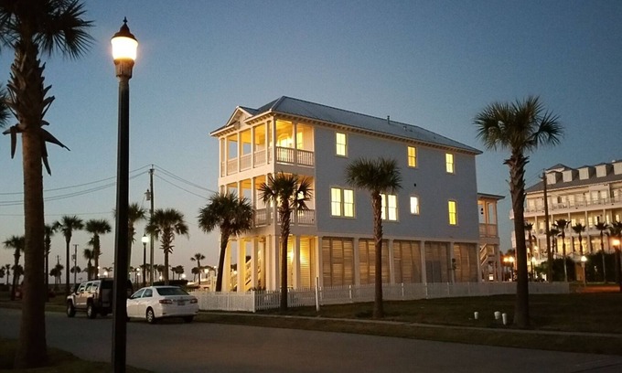 Beachtown House | STUNNING! CUSTOM BEACH HOUSE, HOT TUB, BEACH JUST STEPS AWAY