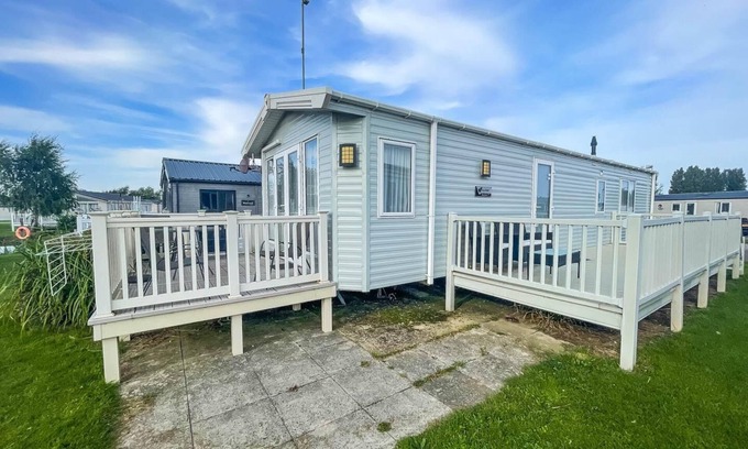 Hunstanton Cabin | Stunning dog friendly caravan at Manor Park, Hunstanton in Norfolk ref 23188K