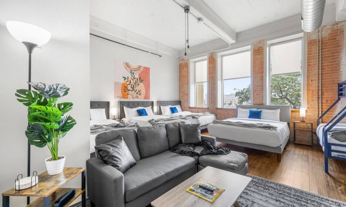 Downtown Dallas Apartment | Stunning Downtown Apartment | Pool, Laundry, Parking