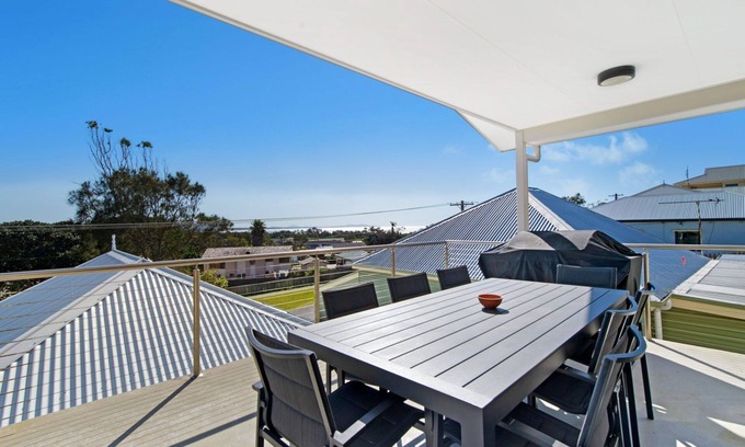 Crescent Head House | STUNNING ENTERTAINING DECK WITH OCEAN VIEWS