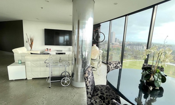 Melbourne Apartment | Stunning Executive Residence with Panoramic Melbourne Views