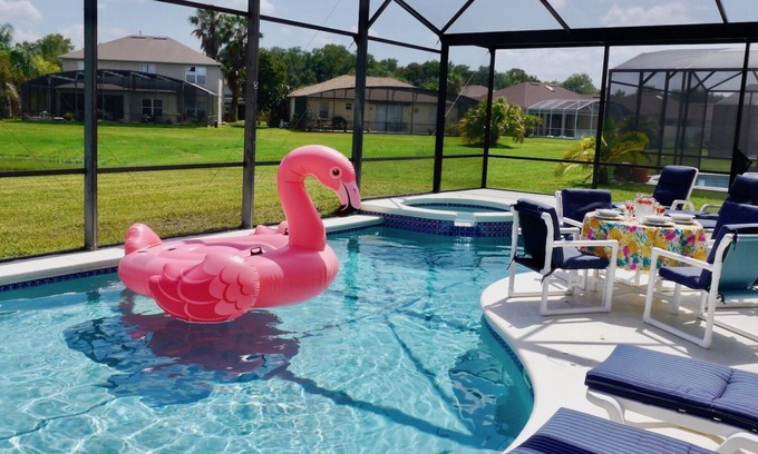 Crescent Lakes Villa | Stunning Family Friendly Villa with Lake Views - Close to all Major Attractions!