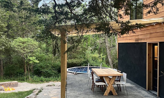 Columbia Cottage | Stunning Forest Cottage with Views!