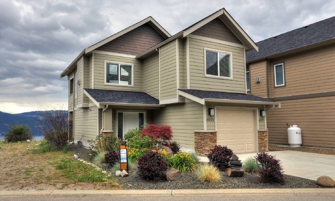 Central Okanagan Cottage | Stunning Full 3 Bedroom Cottage with Lakeview!