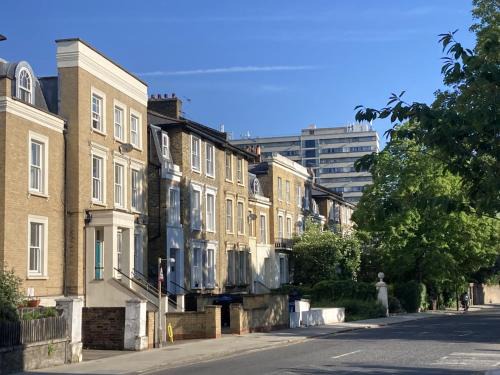 Southwark Apartment | STUNNING GARDEN APARTMENT Central Exclusive Self Catering With Free Off Road Parking By Flat & Wiffi Beautifully Secluded 3 mins From All Amenities Home Not Hotel