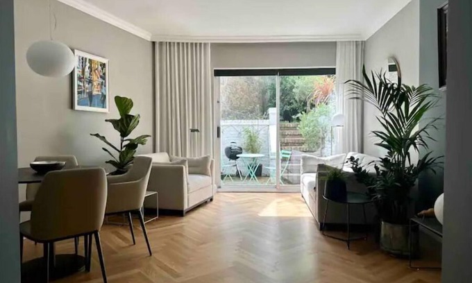 Camden Town with Primrose Hill Apartment | Stunning Garden Flat in the Heart of London, moments from Primrose Hill & Camden
