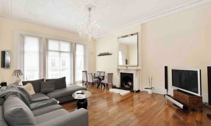 Warwick Apartment | Stunning, grand 2 bed, 2 bath apartment with balcony