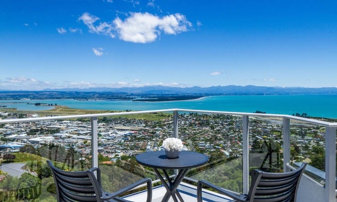 Nelson House | Stunning hill-top location, Sea Views and Spa Pool