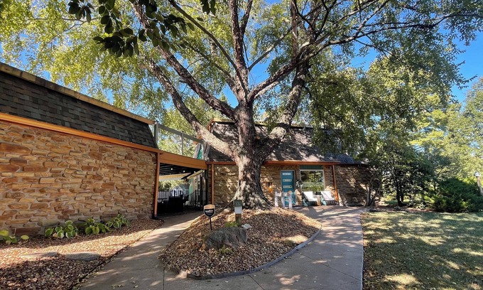 Wayne House | Stunning HUGE Mid-Century Home on 1 Acre 10 Min to Airport/Downtown Indianapolis