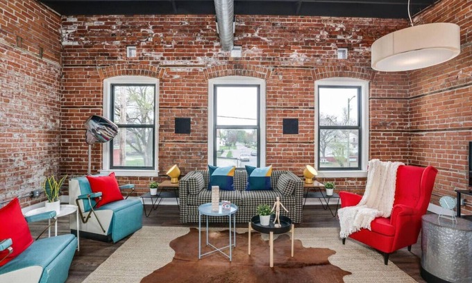 Detroit Apartment | Stunning Huge Vintage Loft Minutes From Downtown