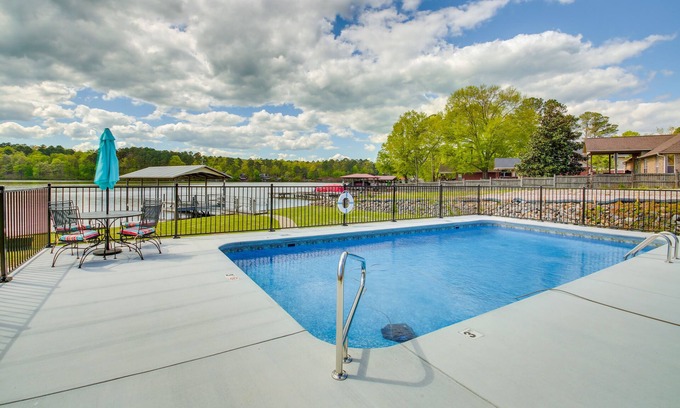 Mid America House | Stunning Lake Hamilton Getaway w/Hot Tub!