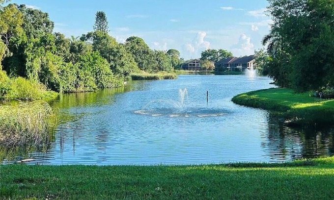 Gulf Gate Estates Condo | Stunning lakefront condo near nSiesta Key beach