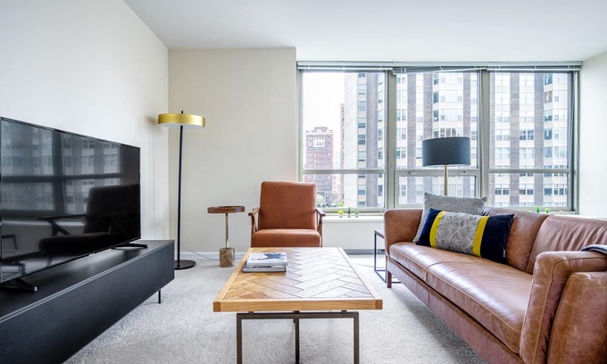 Lake View East Apartment | Stunning Lakeview 1BR w/Rooftop Pool, near Wrigley Field, by Blueground