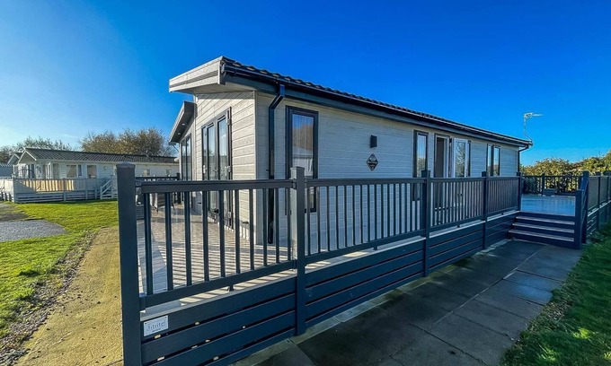 Hunstanton House | Stunning lodge with decking nearby Hunstanton beach, sleeps 6 ref 23215K